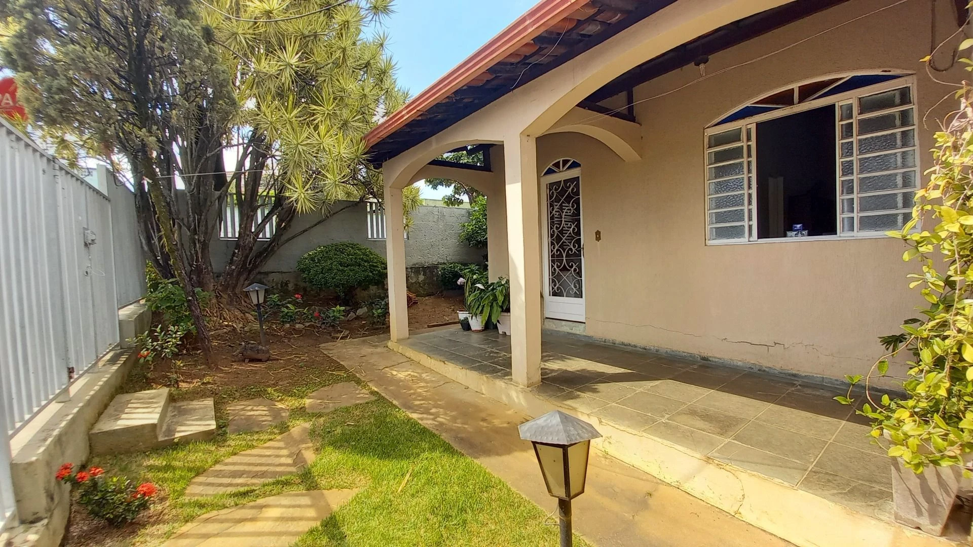 Casa de Esquina à venda no Bairro Angola – Excelente Localização em Betim