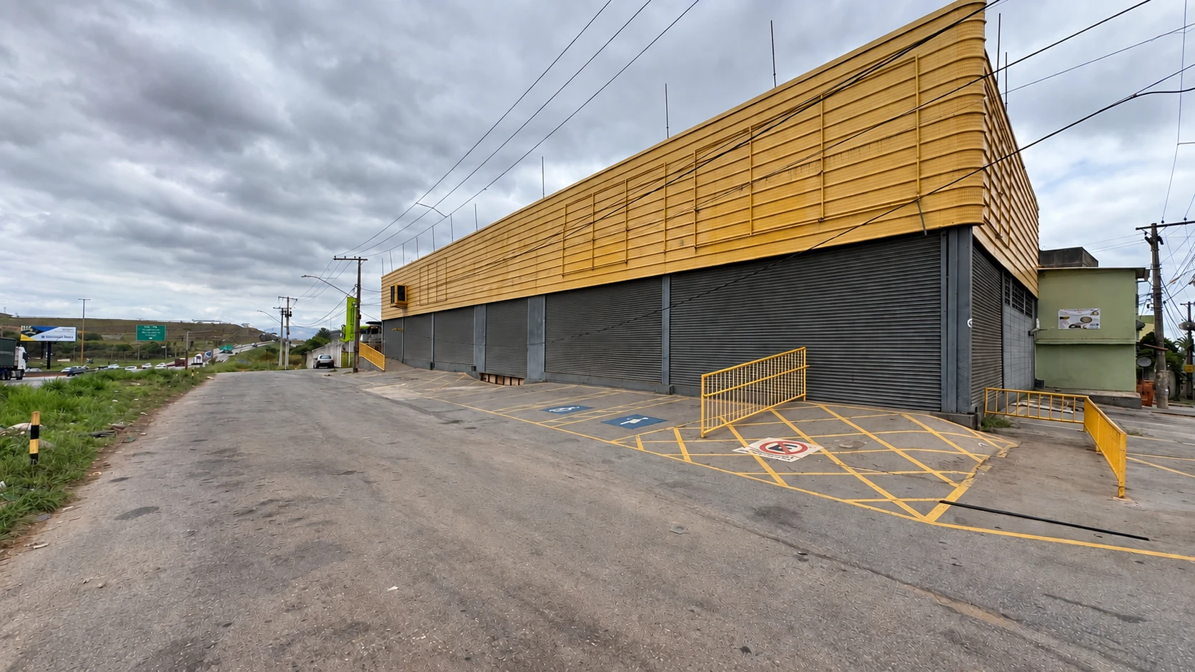 GALPÃO COMERCIAL PARA LOCAÇÃO, ÀS MARGENS DA BR-381 | APROX. 990 m² | EXCELENTE VISIBILIDADE E ESTACIONAMENTO